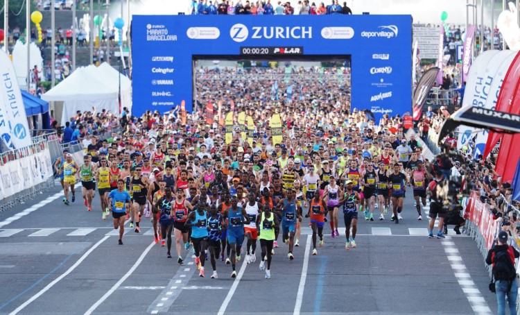 Runners set off from the start line at the 2022 Barcelona Marathon, May 8, 2022